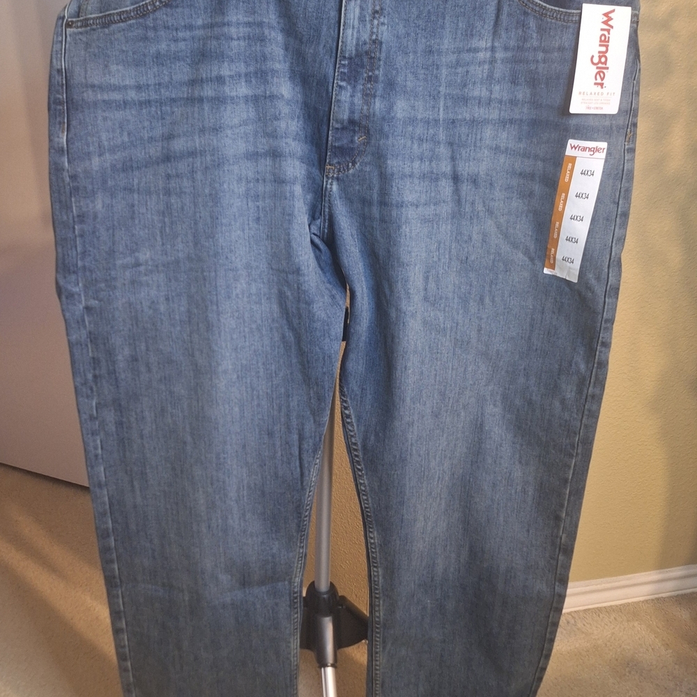 NWT Wrangler Relaxed Fit Men's Blue Jeans. Size 44x34